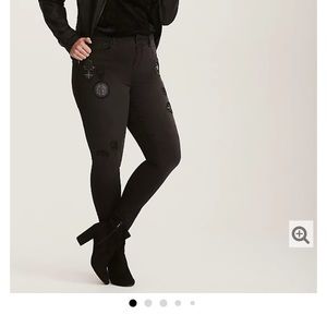 STRETCH ULTRA SKINNY JEAN – PATCHED BLACK WASH